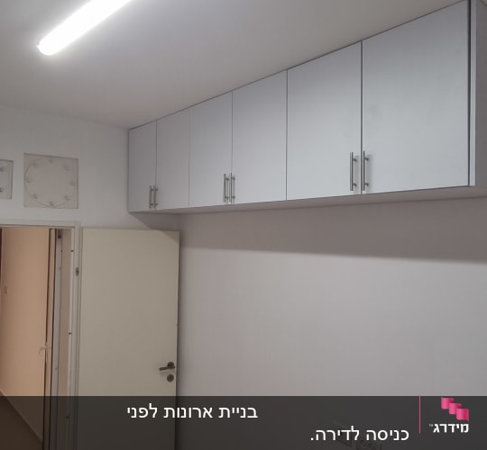 ארונות קיר מותקנים עם דלתות לבנות